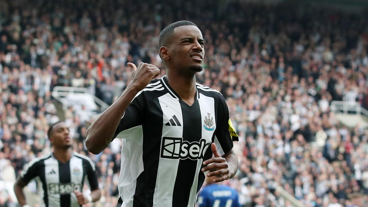 Isak transfer update — Newcastle striker training alone, not available for Premier League opener