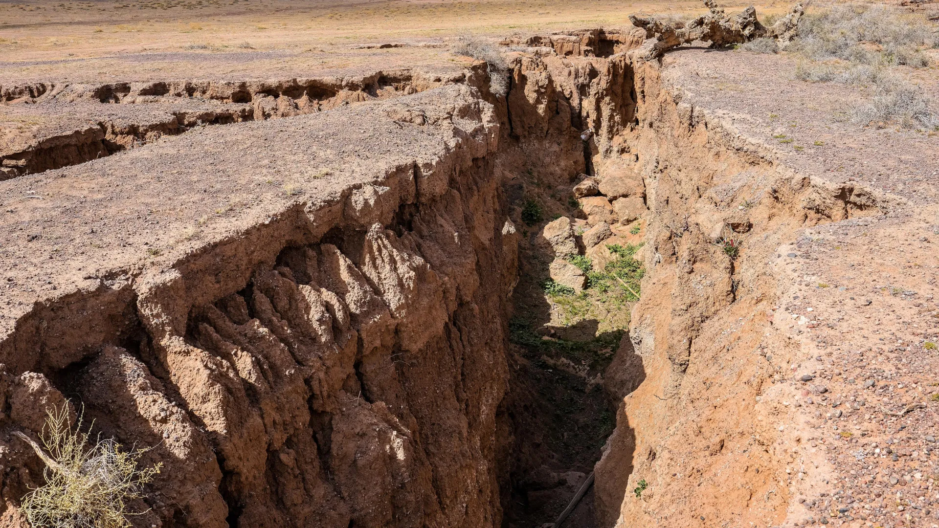 Myanmar’s massive quake hints at bigger earthquakes to come 1 Myanmar’s massive quake hints at bigger earthquakes to come